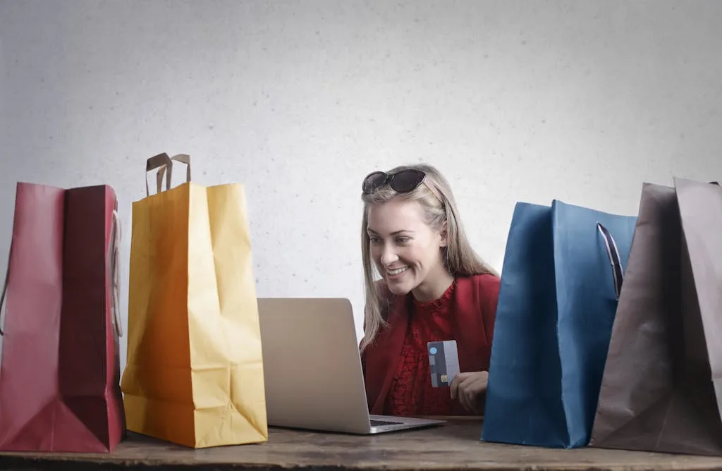 Femme qui achète des vêtements sur internet