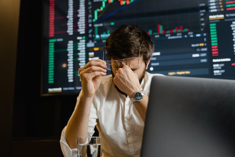 Homme stressé qui regarde l'évolution des marchés boursiers