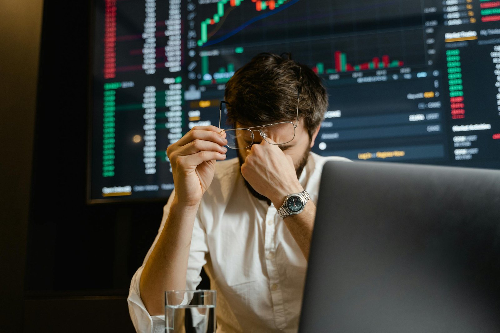 Homme stressé qui regarde l'évolution des marchés boursiers